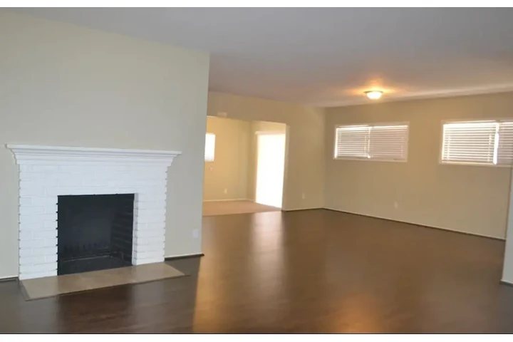 $2100 : Available 2Bed 2Bat in LA image 3