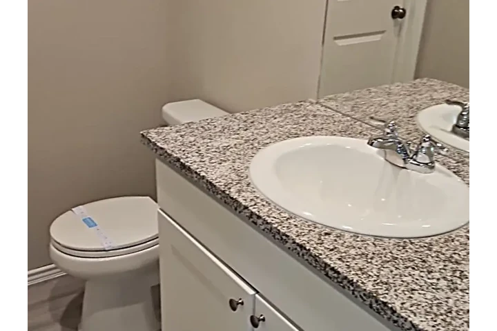 $845 : 3bd/2bat apartment image 4