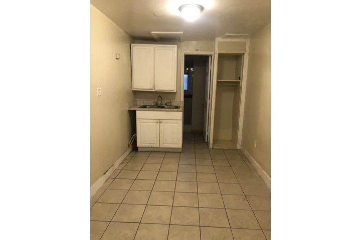 $1295 : Single, utilities included, In image 1