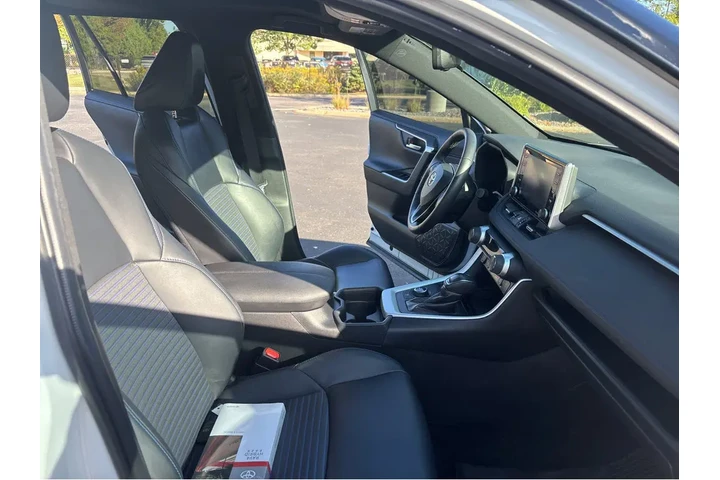 $23977 : 2020 RAV4 Hybrid XSE image 4