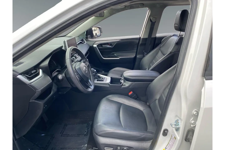 $30240 : Toyota RAV4 2023 XLE Premium image 9