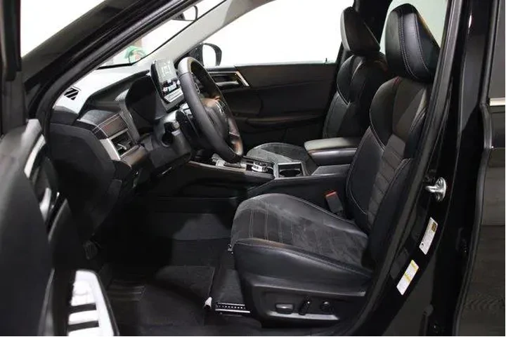 $25998 : Mitsubishi Outlander 2023 SE image 3