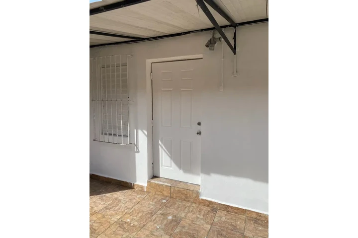 $1000 : Studio effic privado image 1