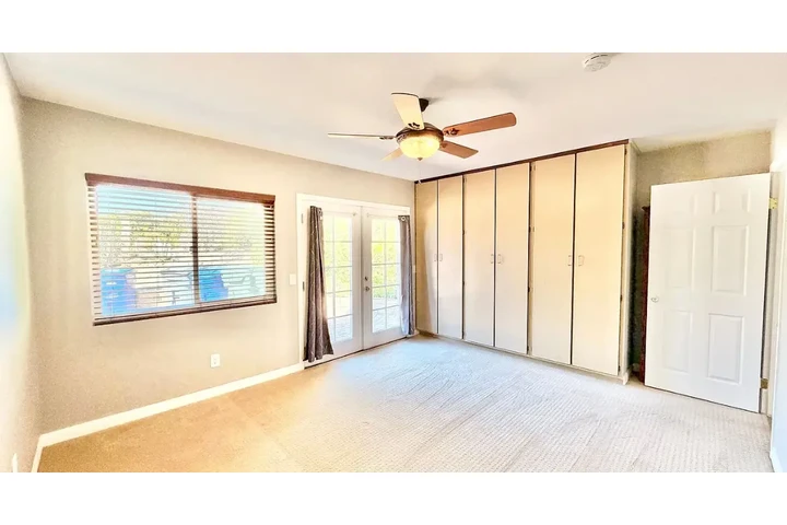 $1100 : Beautiful one bed image 7