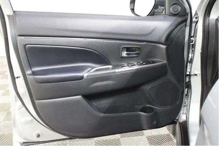 $25983 : Mitsubishi Outlander Sport 2 image 6