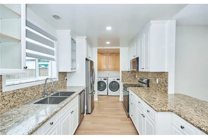 $2520 : Spacious 3Bedroom in Inglewood image 3