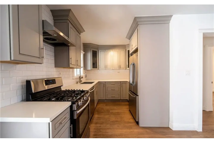 $2500 : 3 Bedrooms 2 Bath in South LA image 5