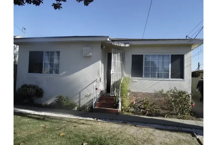 $1090 : Spacious 1 bed/1 bath detached image 1