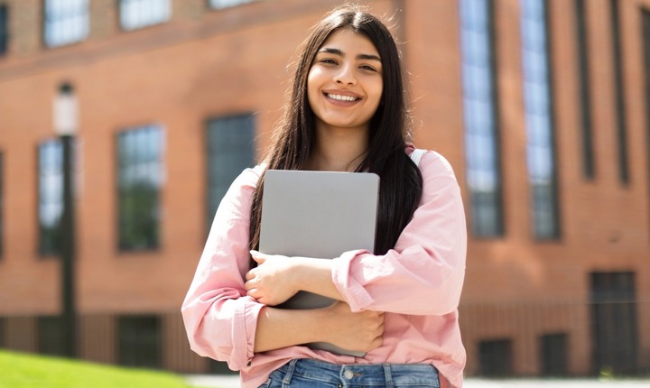 estudiante latina en el colegio comunitario