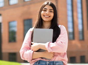 estudiante latina en el colegio comunitario