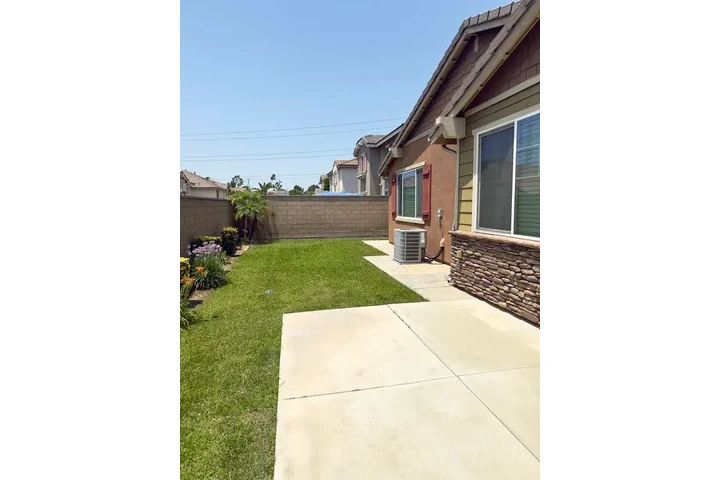 $1200 : Rancho Cucamonga Available image 2
