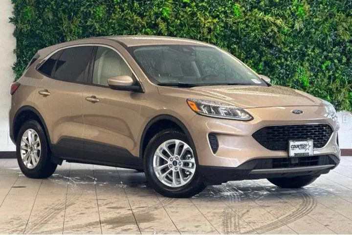 $17397 : Ford Escape 2020 AWD SE 4dr image 2
