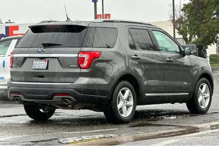$17936 : Ford Explorer 2018 XLT 4dr S image 2