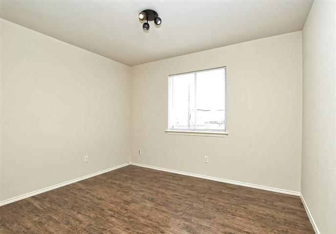 $2000 : Apartment for rent asap image 3