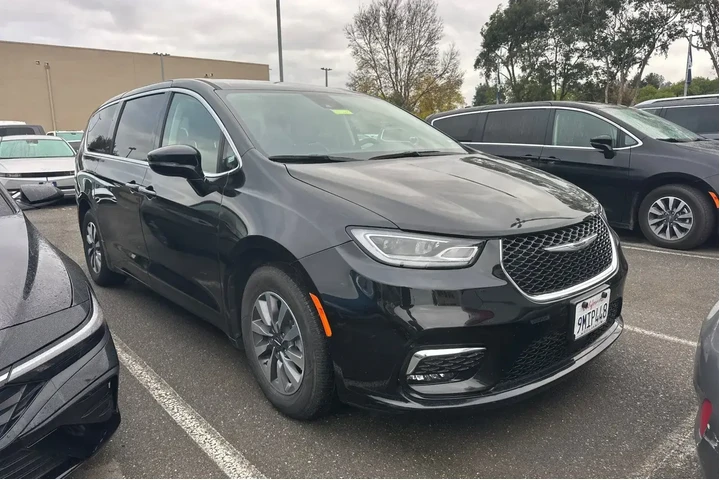 $29490 : Chrysler Pacifica Plug-In Hy image 2