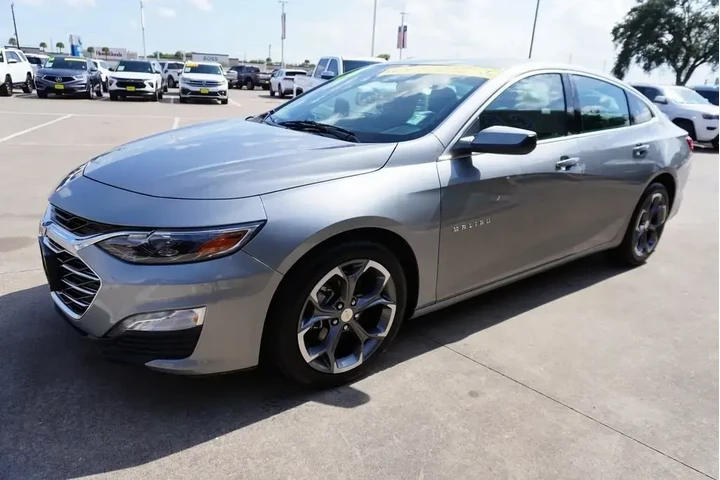 $18988 : Chevrolet Malibu 2024 LT 4dr image 3