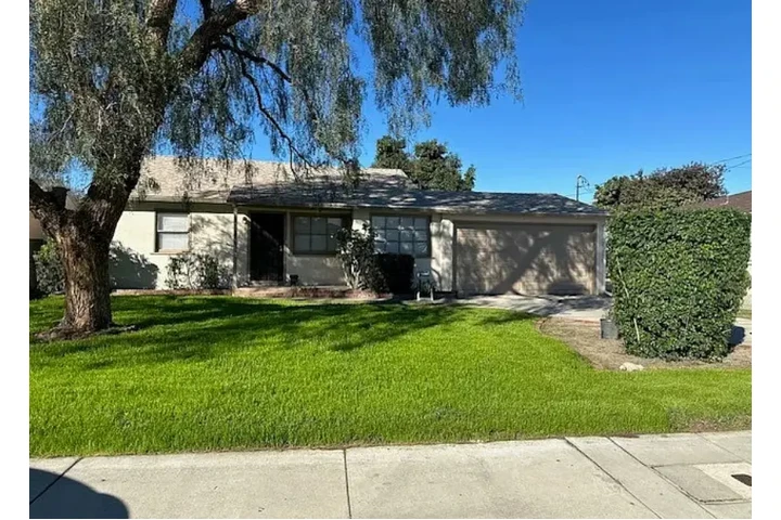 $1520 : 2BR 1BA with bonus room. Two- image 1