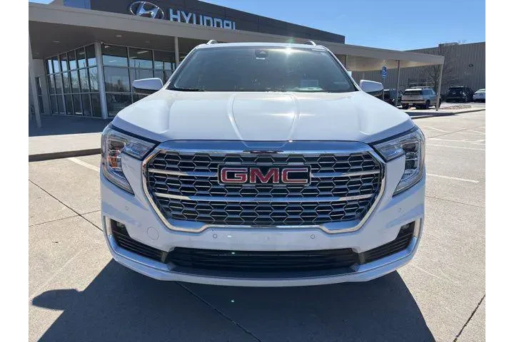 $28998 : GMC Terrain 2022 AWD Denali image 7