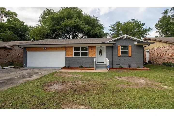 $800 : Beautiful hardwood floor home image 1
