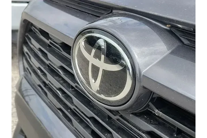 $30988 : Toyota RAV4 2023 AWD XLE 4dr image 4