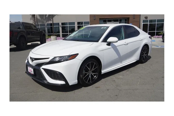 $27984 : 2022 Camry SE Sedan 4D image 2