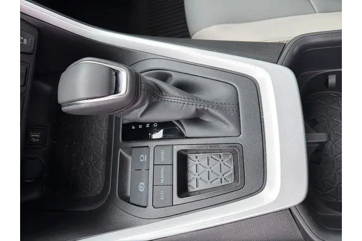 $37992 : Toyota RAV4 2025 XLE Premium image 9