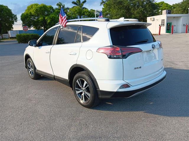 $1500 : Toyota rav4 2017 image 6