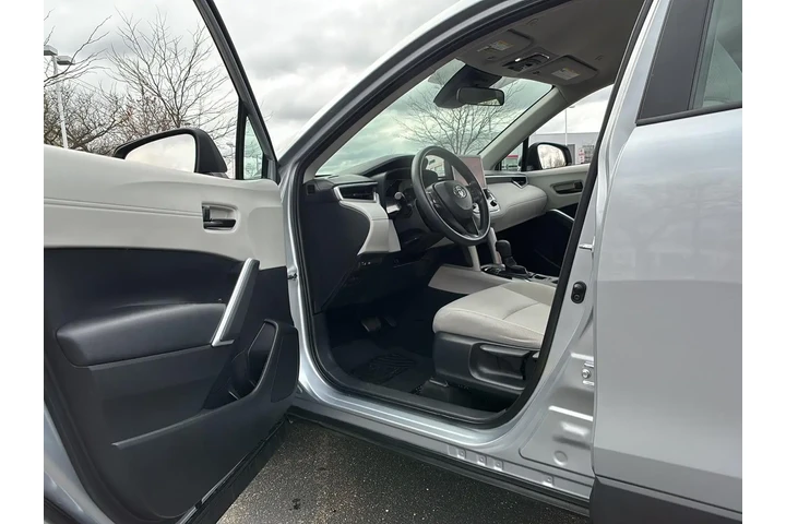 $25000 : 2024 Corolla Cross L image 2