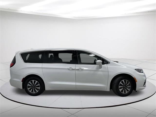 $28614 : Pre-Owned 2022 Pacifica Hybri image 2