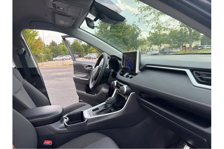 $31997 : Gold Certified2025 RAV4 XLE image 5