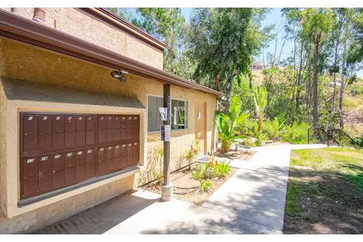 $1000 : Studio 1-Bed and 1-Bath image 10