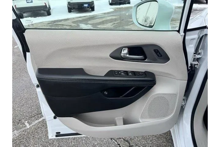 $25264 : Chrysler Pacifica Hybrid 202 image 9