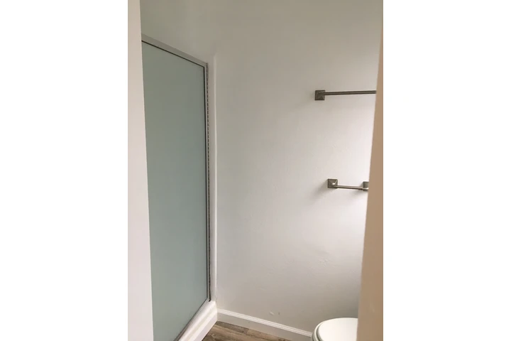 $1345 : SINGLE  FULLY RENOVATED APT image 4