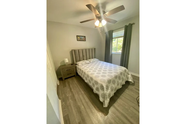 $1000 : Habitación amueblada en Doral image 3