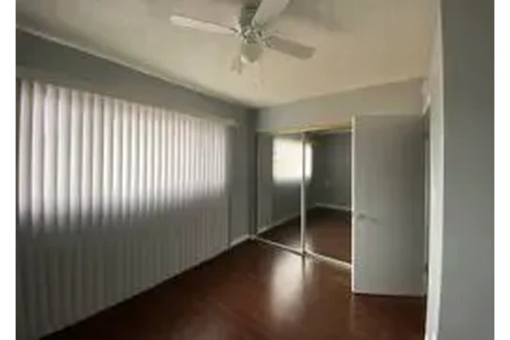 $1795 : HAWTHORNE Y INGLEWOOD A image 3