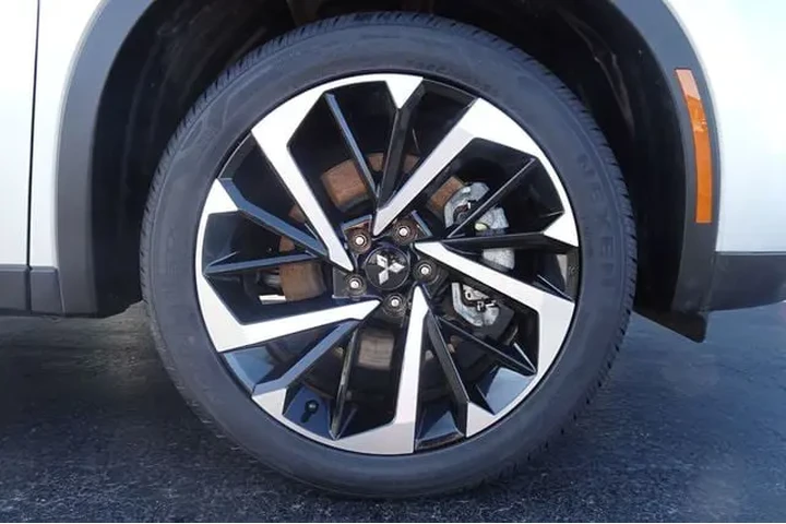 2024 Outlander image 10