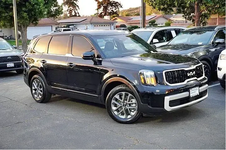 $28250 : Kia Telluride 2024 LX 4dr SU image 3