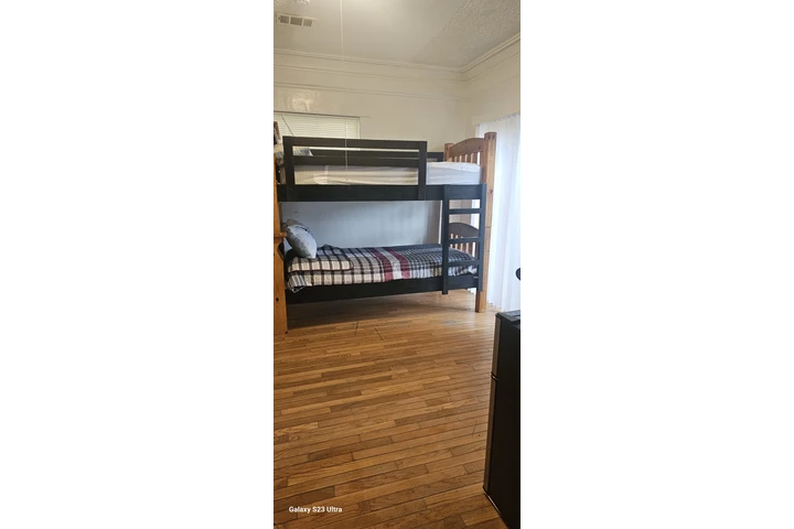 $1000 : cuarto de renta  850 cama 600 image 3