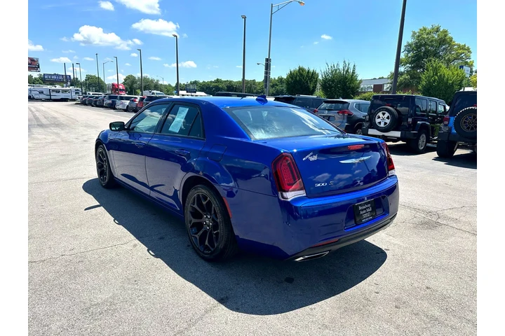 $16980 : 2019 300 300S RWD image 4
