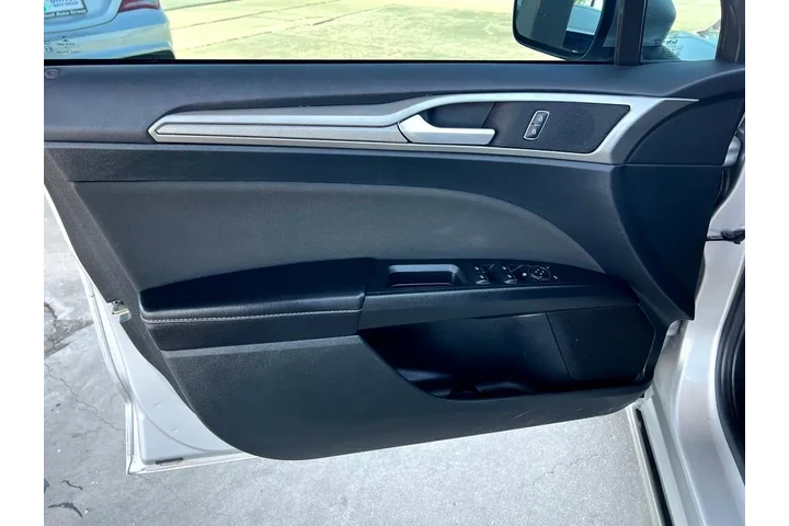2019 Fusion SE image 10