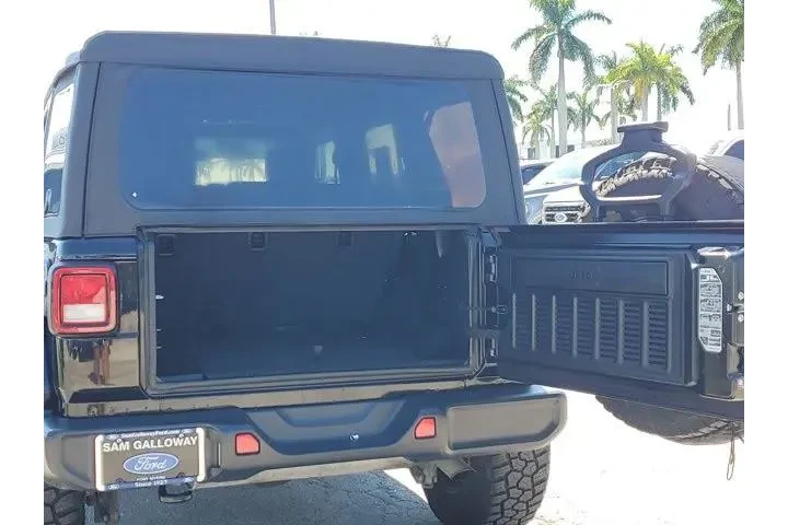 $30990 : Jeep Wrangler Unlimited 2021 image 10