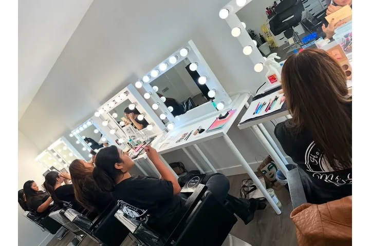 CLASES MAQUILLAJE Y PEINADO image 7