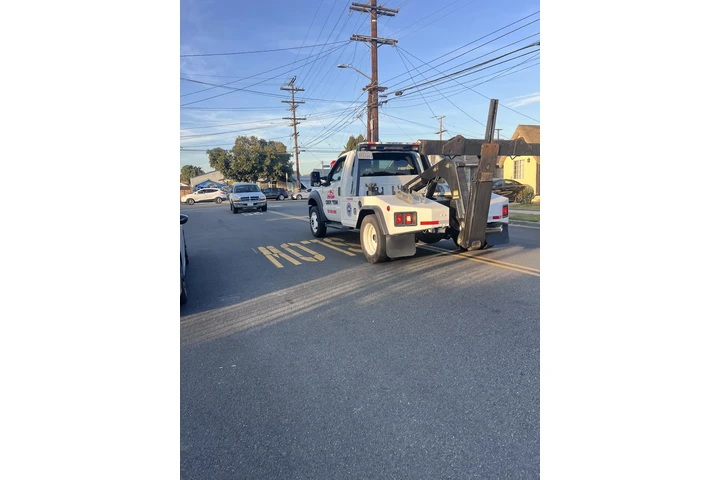 Chuy Towing Services image 2