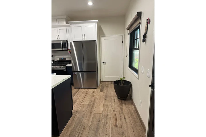$2050 : Welcome to 122 E Brookdale Pl image 3