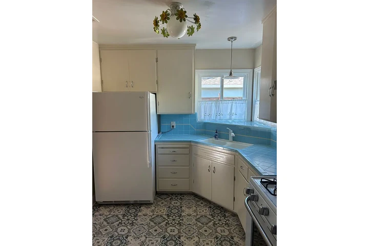 $900 : 2 BR/1 Ba charming cottage dup image 3