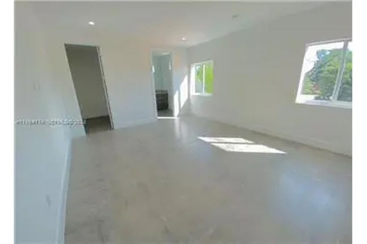 $6000 : Rental property with 3 bedro image 6