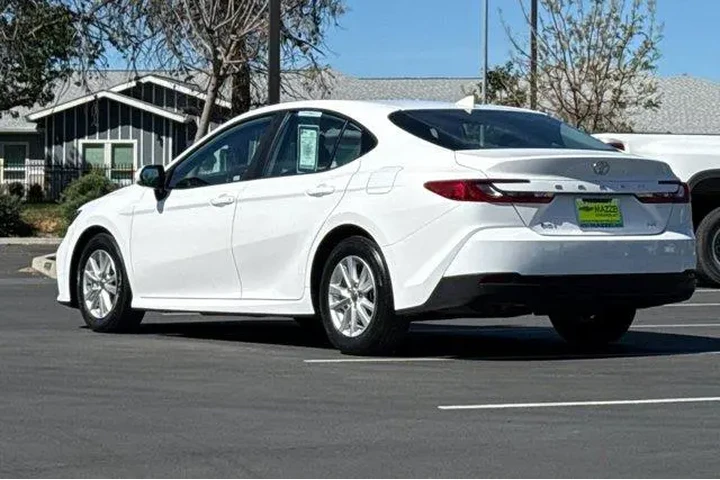 $25279 : Toyota Camry 2025 SE 4dr Sed image 3
