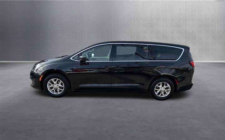 $15753 : 2017 Pacifica Touring image 4