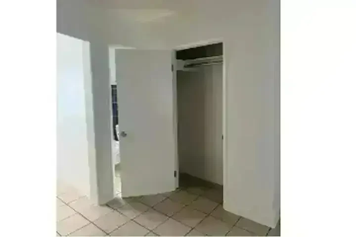 $1195 : L.A. FIGUEROA/ IMPERIAL  APTO image 2