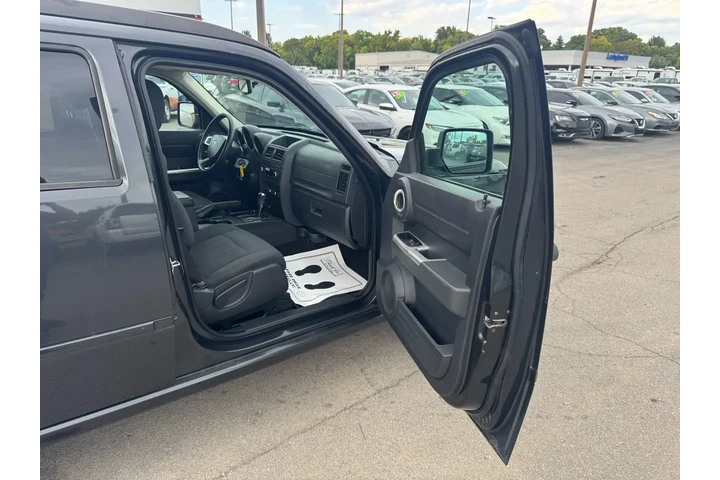 $3980 : 2011 Nitro 4WD 4dr SXT image 8